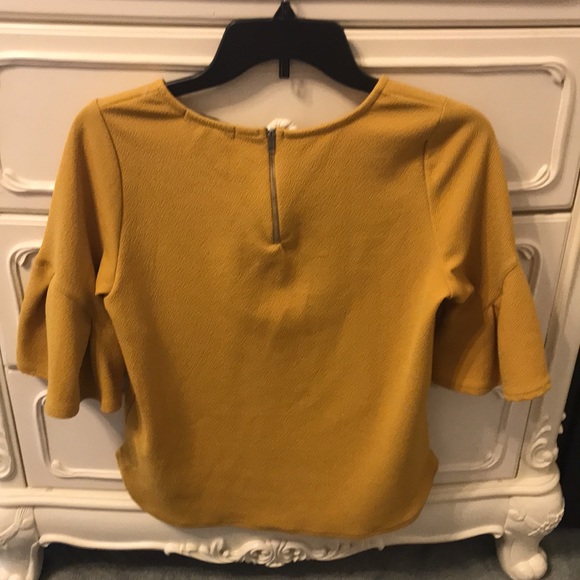Gold Yellow blouse top. Size small. Green envelope - Picture 2 of 2